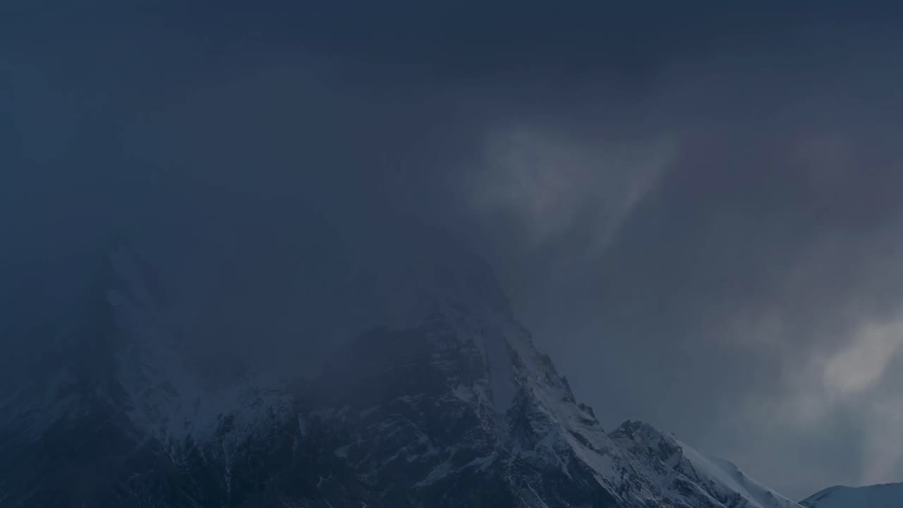 el amanecer cubierto de nieve de la montaña del pico nieto, andes patagónicos