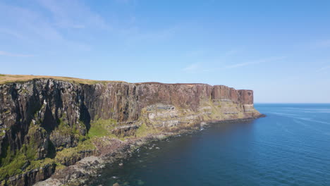 impresionante vista de la roca kilt y las aguas del mar, escocia