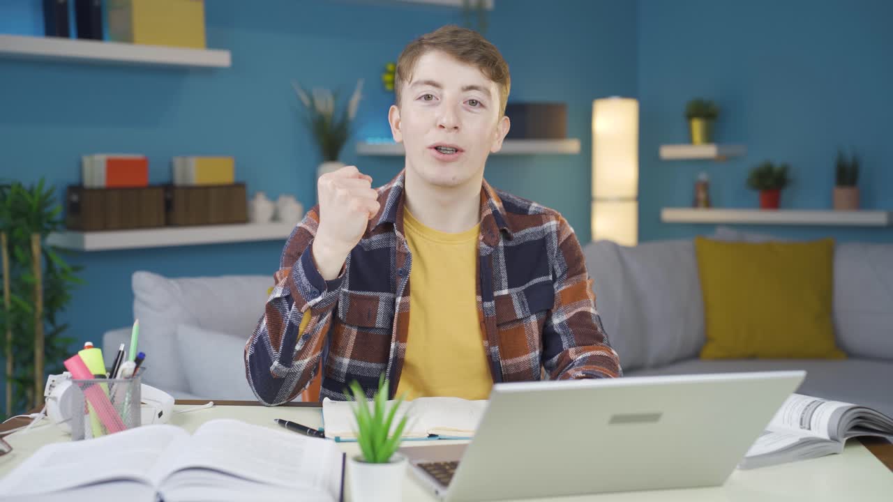 estudiante dando un discurso motivacional.