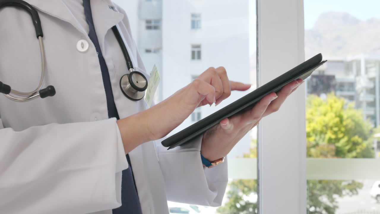 manos, tableta y atención médica con una mujer médico