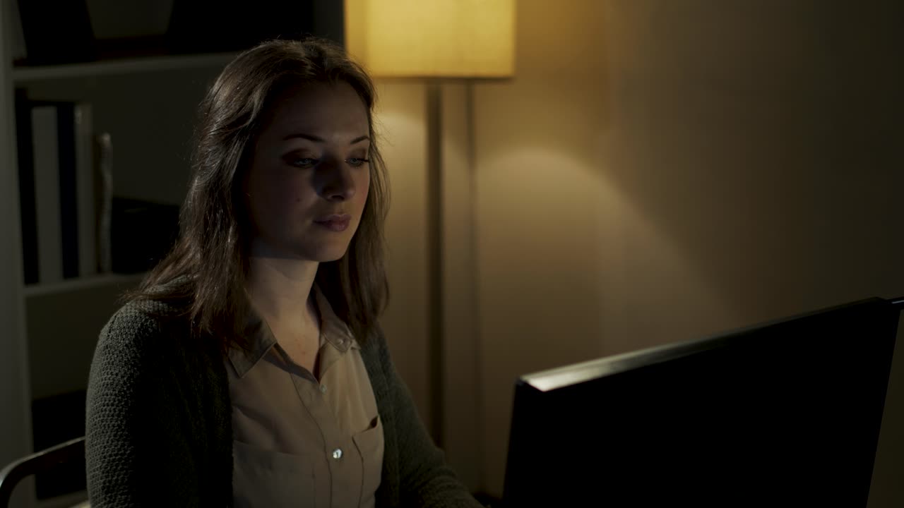 trabajadora de oficina trabajando hasta tarde, escribiendo, bostezando, estirando-1