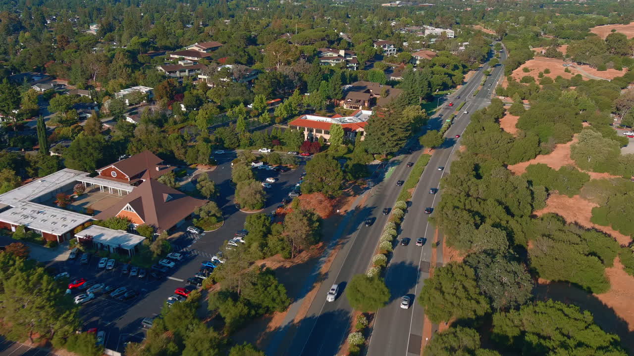 Famosa arteria stradale di Sand Hill Road nella Silicon Valley, California, Stati Uniti. Ripresa aerea con drone
