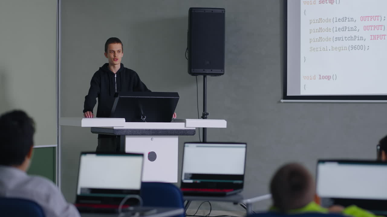 컴퓨터 과학 교실에서 학생의 프레젠테이션