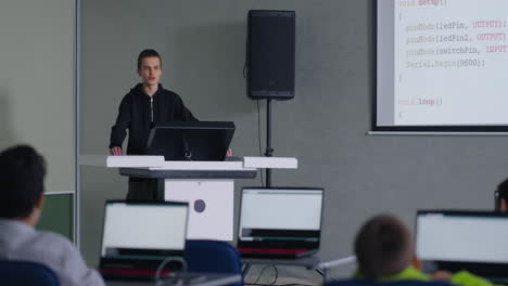 presentación de un estudiante en un aula de ciencias de la computación