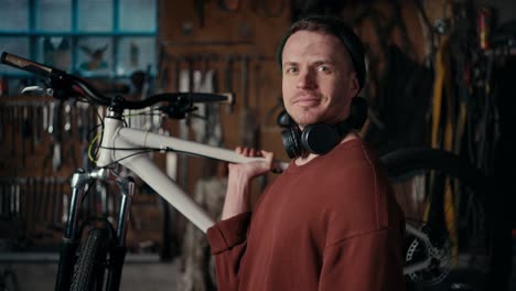experto en reparación y mantenimiento de bicicletas con una sonrisa: conozca a nuestro apasionado y profesional mecánico de bicicletas
