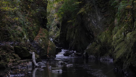 Mirando-A-Lo-Largo-De-Fairy-Glen-Gorge-Snowdonia-Gales