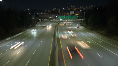 Edificios-Del-Horizonte-Del-Centro-De-Vancouver-En-Segundo-Plano-Y-Tráfico-En-La-Autopista