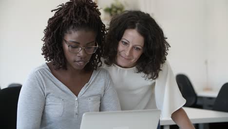 deux femmes confiantes à la recherche d'informations en ligne