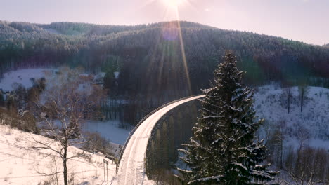 Geschwungenes-Einzelschienenviadukt-In-Den-Winterbergen-In-Der-Abendsonne