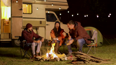 Gruppe-Enger-Freunde,-Die-Gemeinsam-Am-Lagerfeuer-Lachen