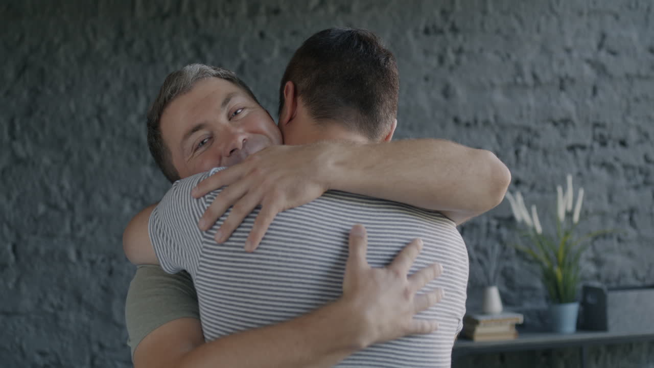 두 남자가 포옹하고 있습니다.