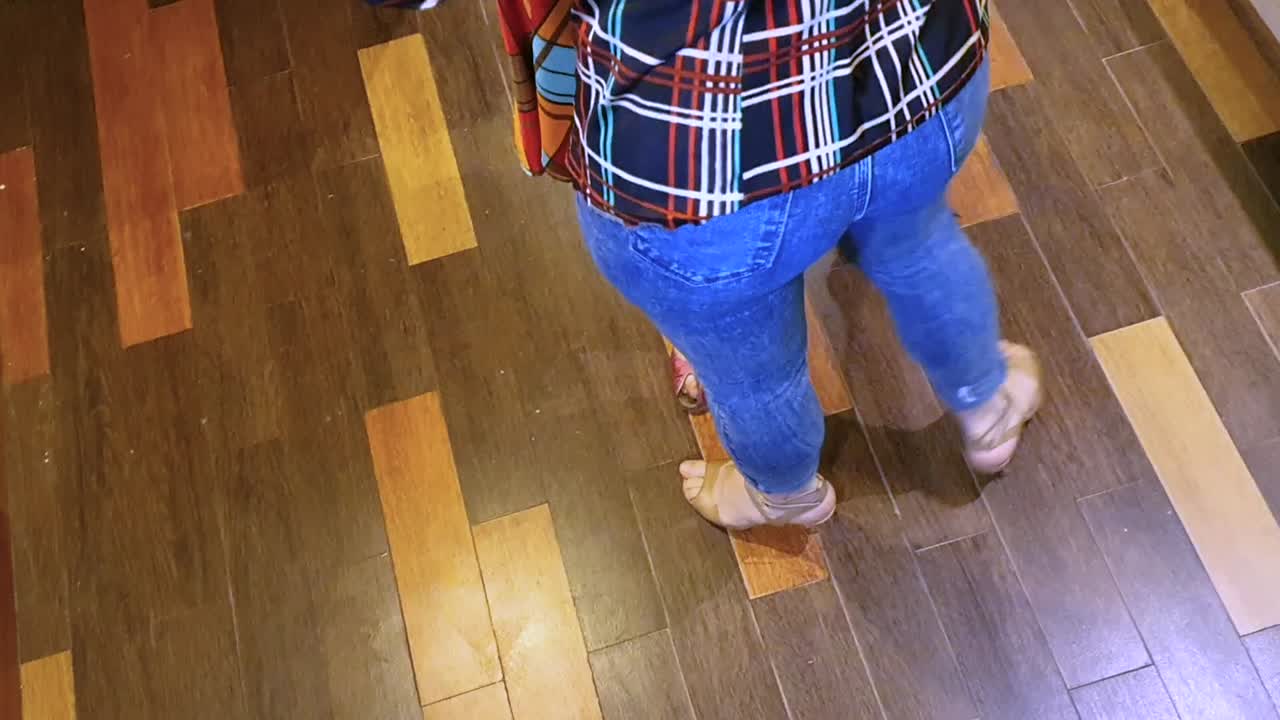 abrazo romántico: pareja de lesbianas bailando juntas en la cocina