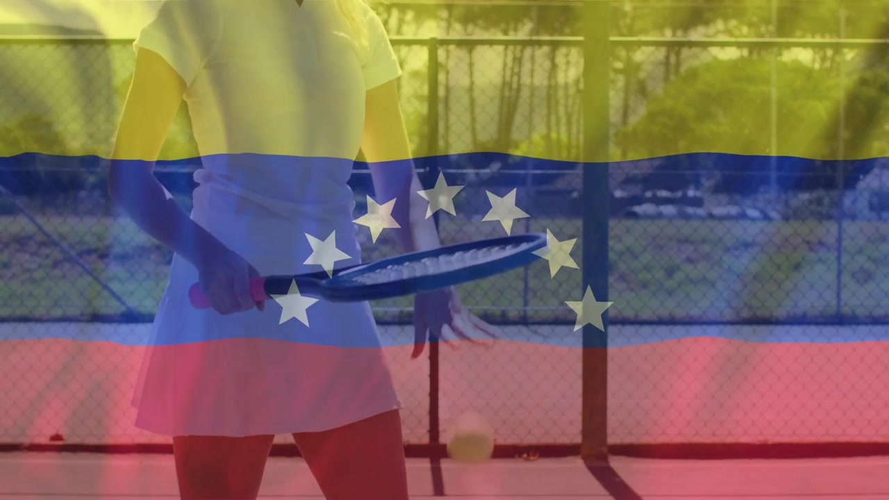 Tennista donna che fa rimbalzare la palla, spostandosi e praticando i colpi per l'allenamento, con sovrapposizione di una bandiera.