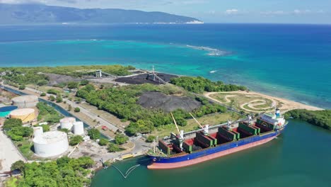 Cargando-Carbón-En-Una-Barcaza-De-Carga-Seca-A-Granel-Acoplada-En-Ingenio-Barahona-En-República-Dominicana