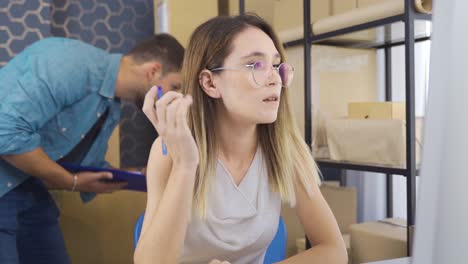 comercio electrónico. mujer joven propietaria de una pequeña empresa que vende en línea.
