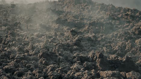 rocas volcánicas calientes con humo en guatemala