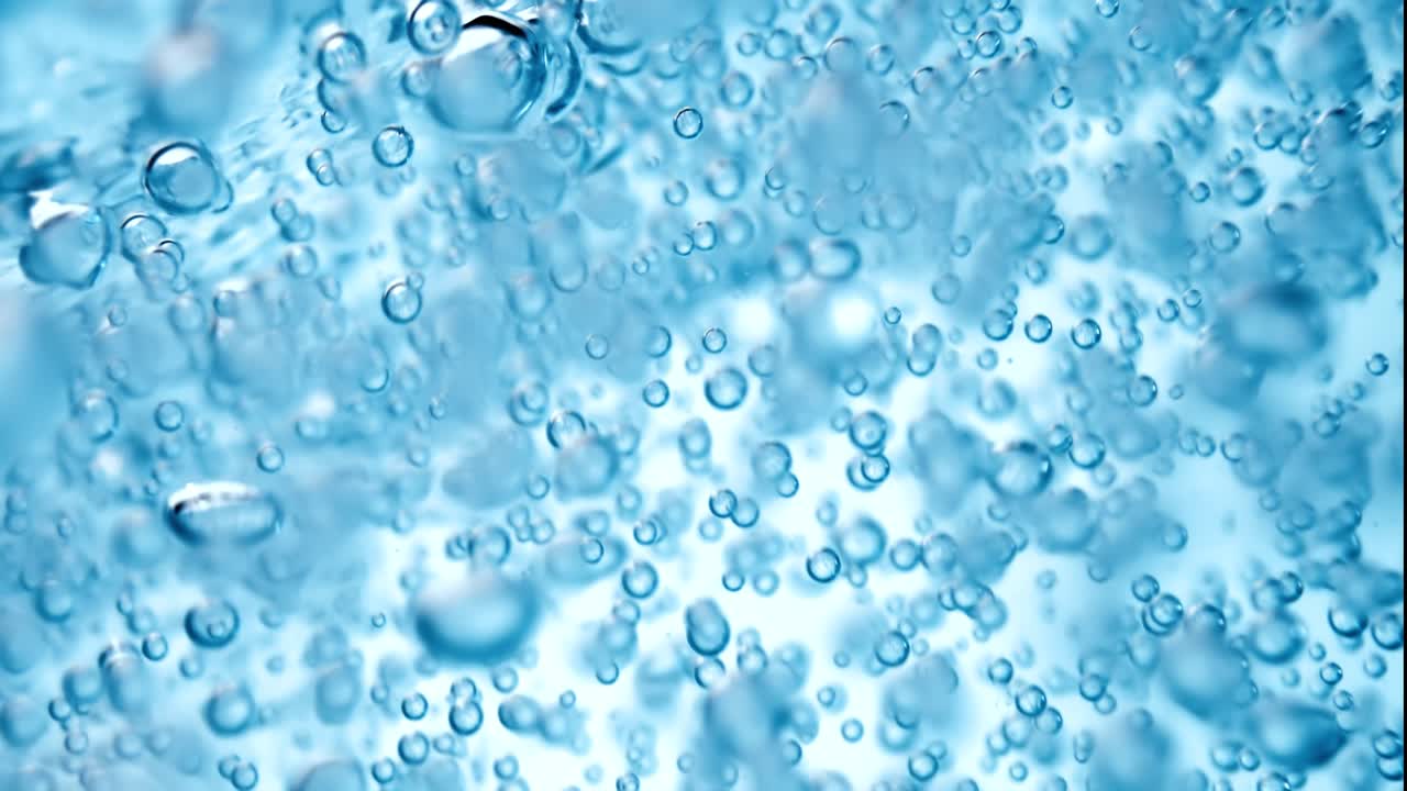 파란 물에 많은 물 거품이 가 ⁇ 게, 느린 움직임의 거품과 함께 추상적인 물 파동.