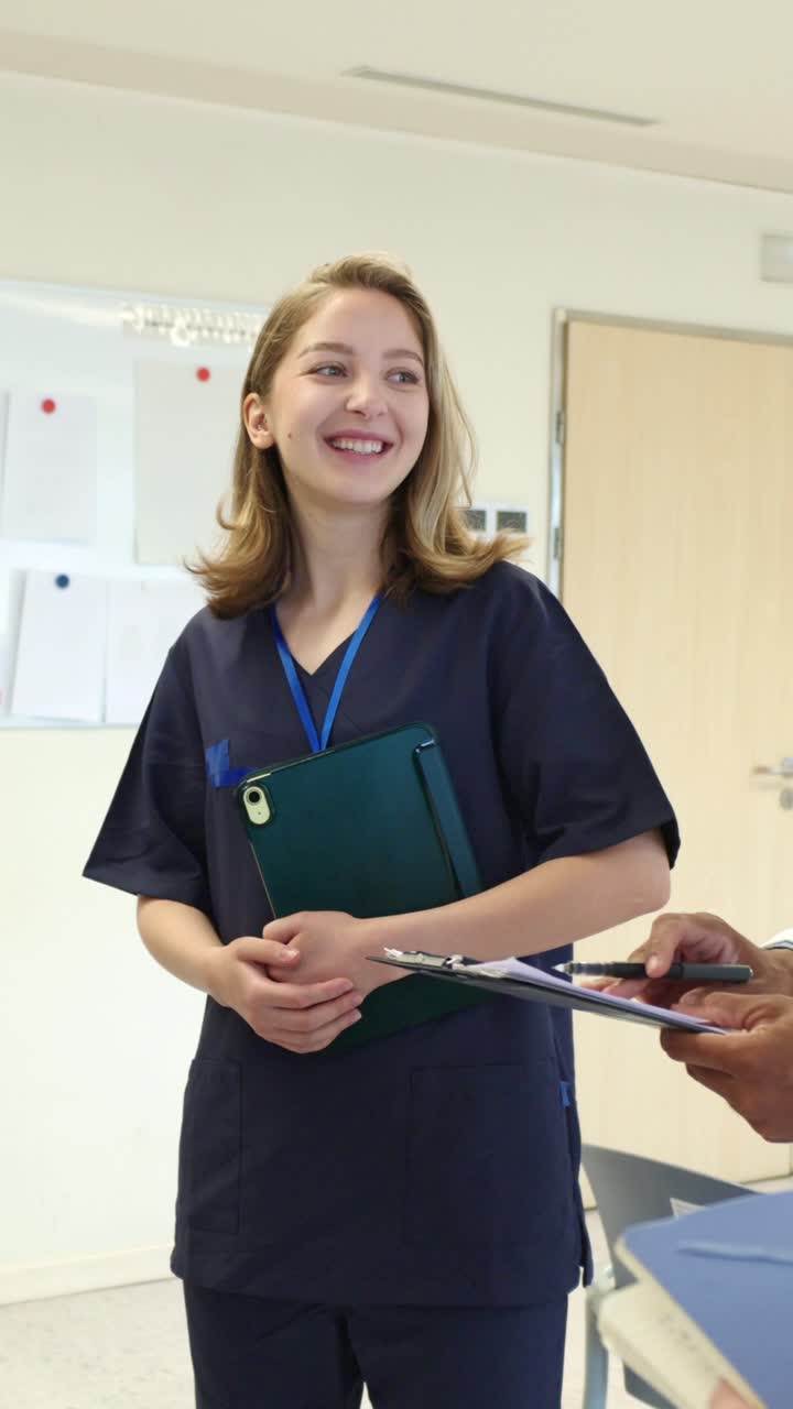 la enfermera consulta con el médico