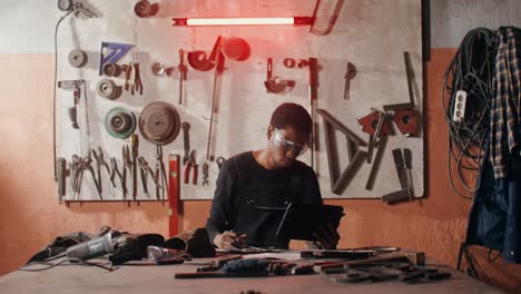 artesano trabajando en un diseño en un taller