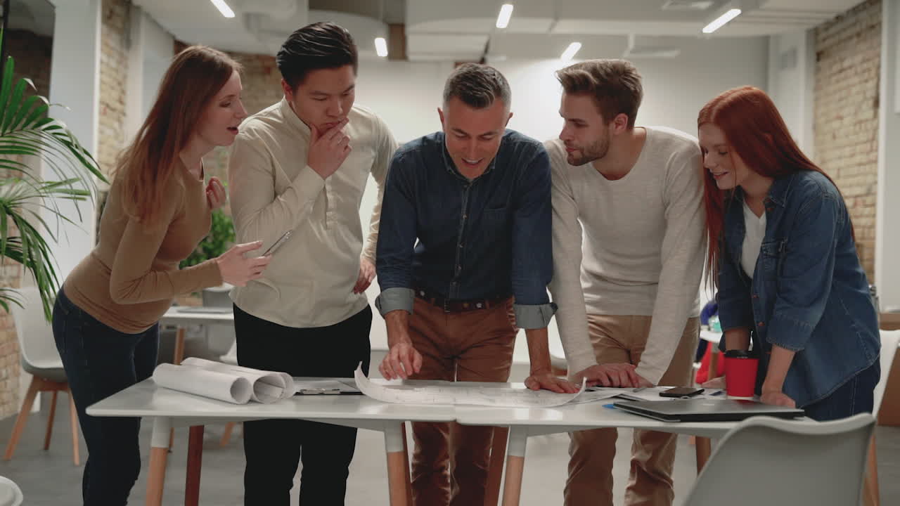 사무실에서 새로운 흥미진진한 회사 프로젝트를 논의하는 다민족 팀워크. 젊은 사업가 남녀의 모임