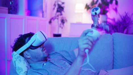 el hombre usa vr para jugar.