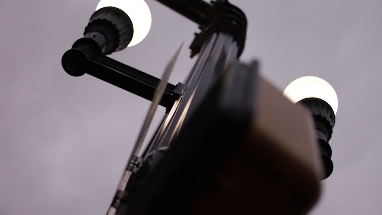 poste de luz en broll de la ciudad