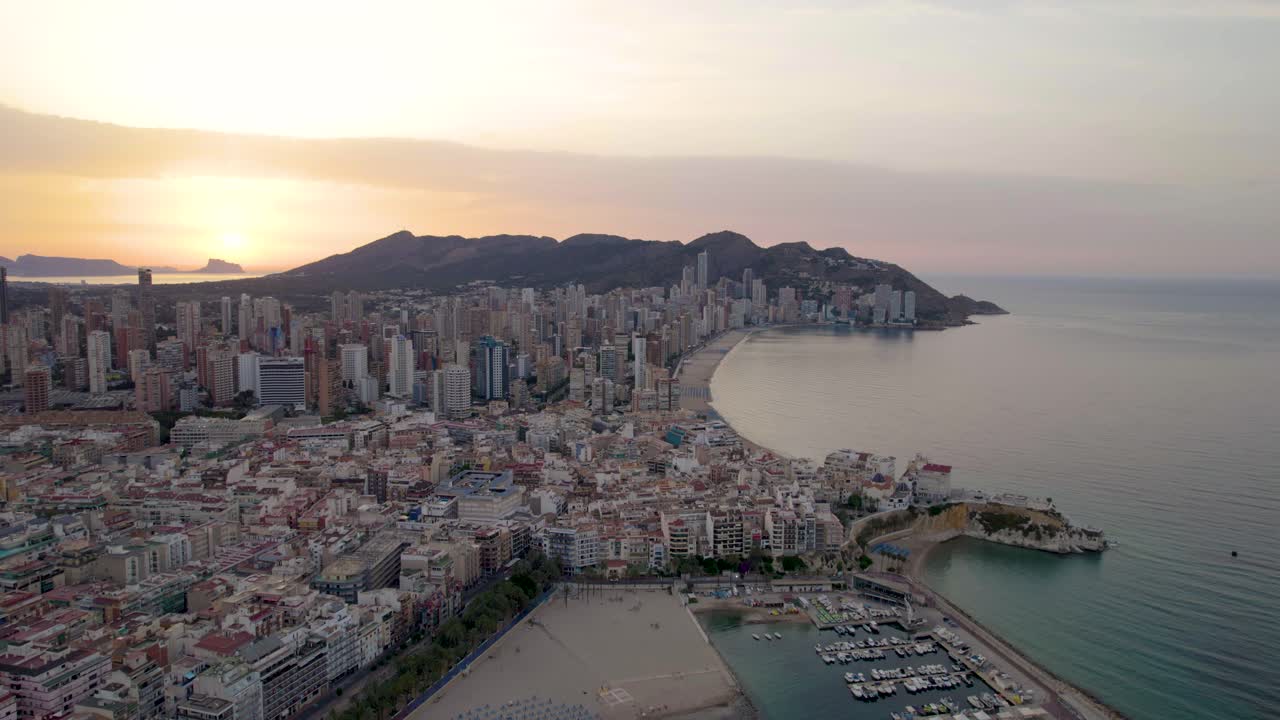 Benidorm, Spagna, sulla costa mediterranea della Costa Blanca - Vista aerea al tramonto.
