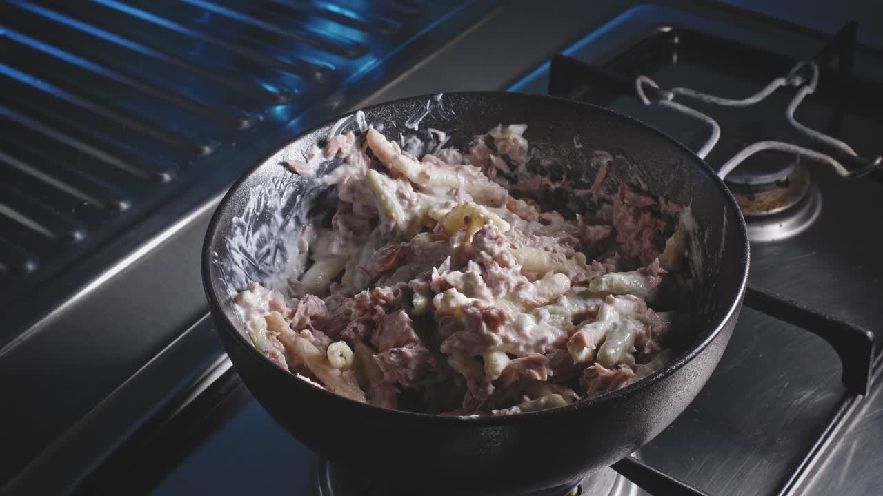 그릇에 먹을 준비가 된 맛있는 파스타 샐러드