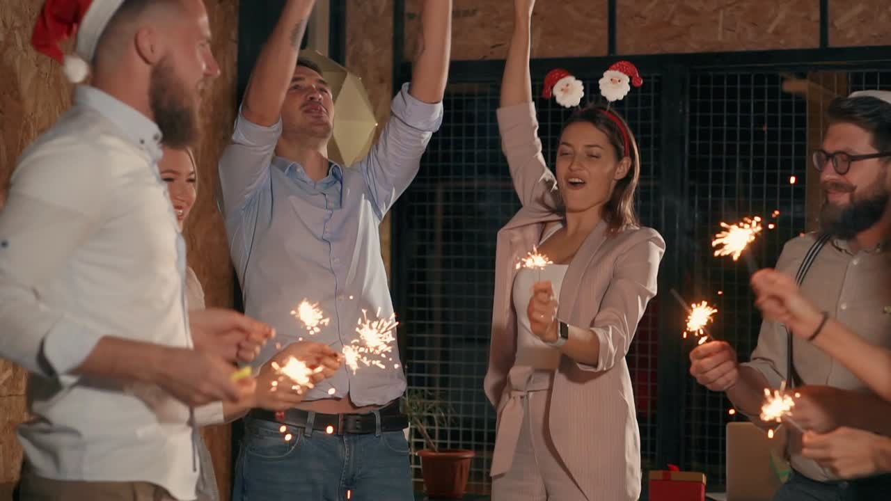 Festa di Natale in ufficio con festeggiamenti con stelle filanti