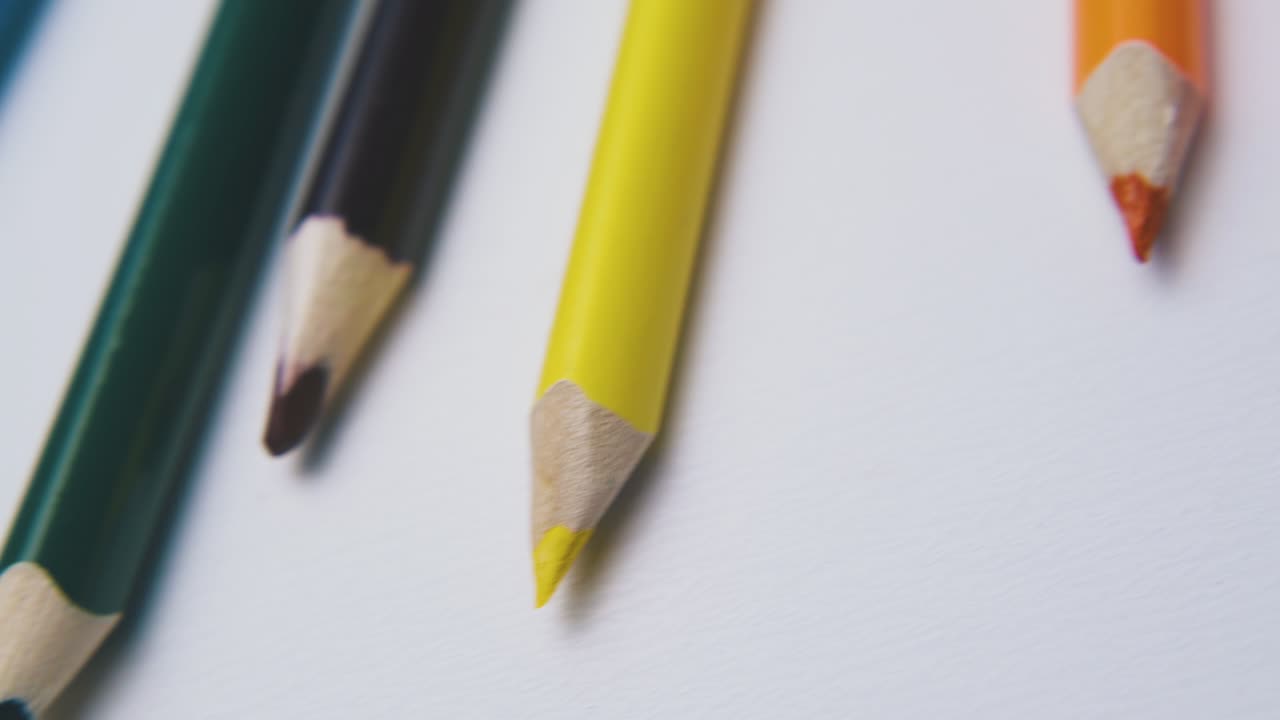 movimiento pasado lápices de colores brillantes en superficie blanca limpia