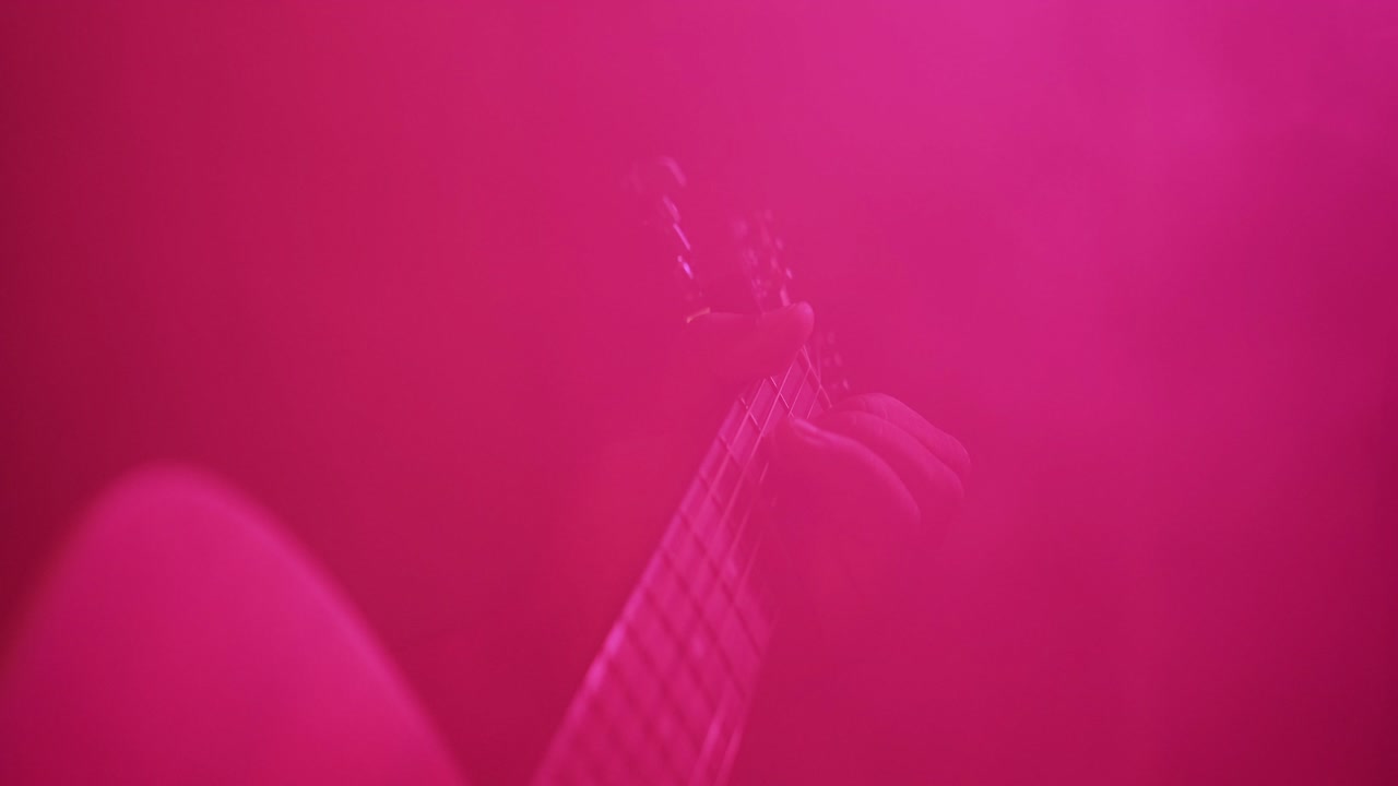 festival de música rock en vivo hombre de guitarra manos de neón