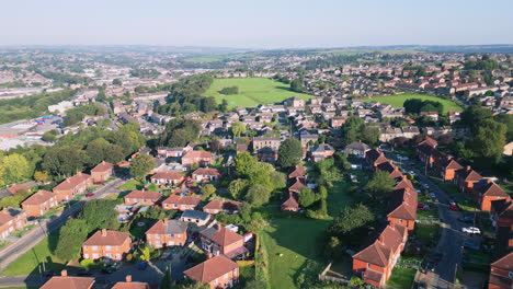 Eine-Drohnenperspektive-Auf-Das-Dewsbury-Moore-Council-Estate,-Großbritannien:-Häuser-Aus-Rotem-Backstein-Und-Die-Aussicht-Auf-Die-Industrie-Von-Yorkshire-An-Einem-Sonnigen-Sommermorgen