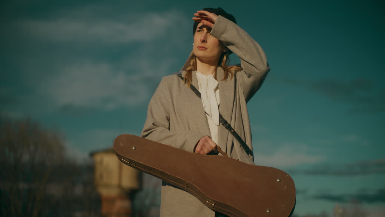 сидела задумчивая женщина, оглядываясь вокруг.