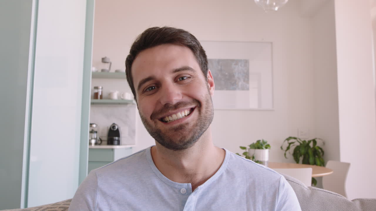 joven atractivo teniendo video chat usando lenguaje de señas en la cámara web en casa hablando compartiendo estilo de vida disfrutando de la comunicación en línea en pantalla horizontal
