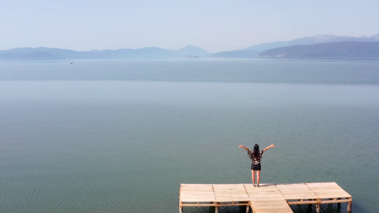 마지막에 행복하게 팔을 올리는 여자