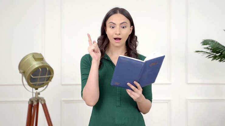 la mujer india tuvo una idea mientras leía un libro.