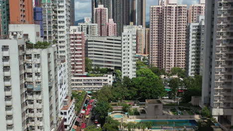 distrito de yuen long en hong kong durante el día con edificios residenciales