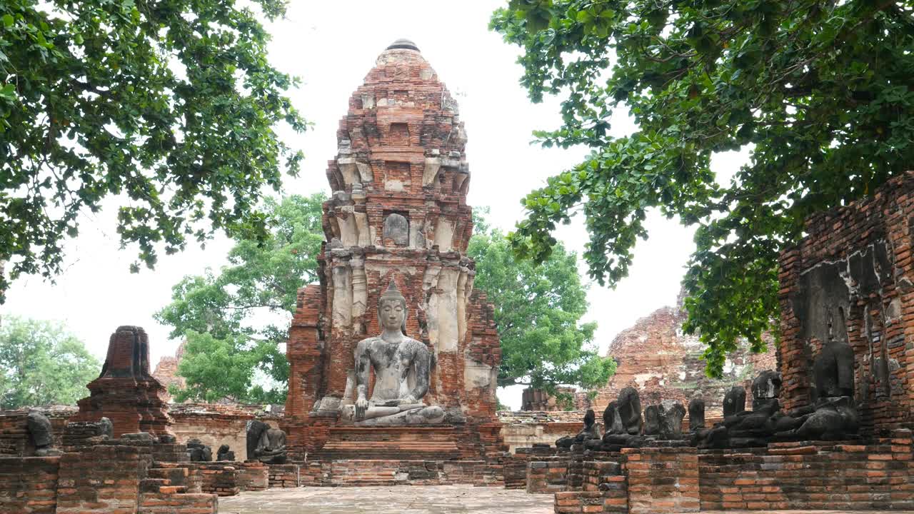 estatua de buda en wat maha that o el monasterio de la gran reliquia ubicado en la isla de la ciudad en la parte central de ayutthaya