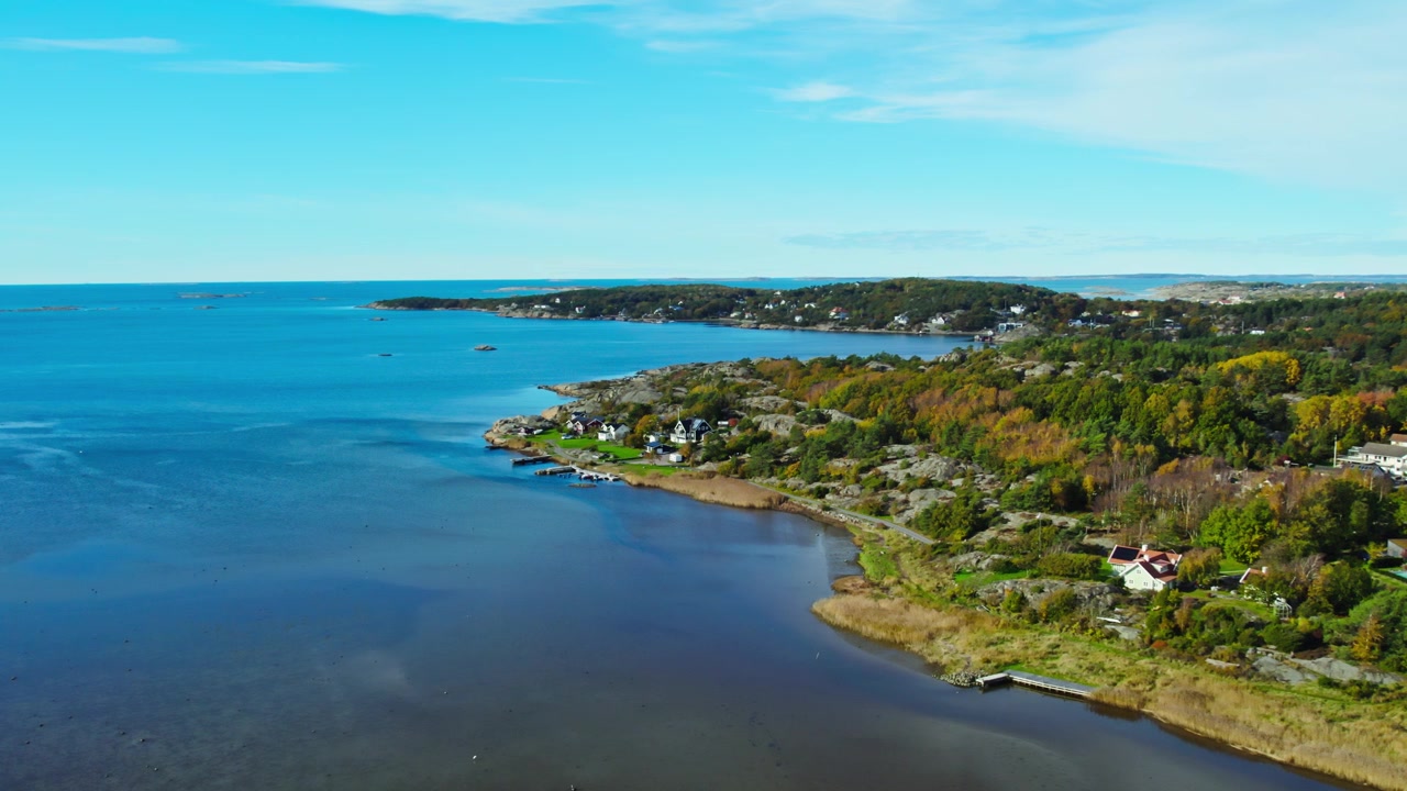 Scena della costa occidentale vicino a Kungsbacka, Halland, Svezia. Vista aerea della suggestiva costa, delle acque blu dell'oceano, delle coste rocciose, degli alberi verdi e del paesaggio costiero sotto un cielo luminoso.