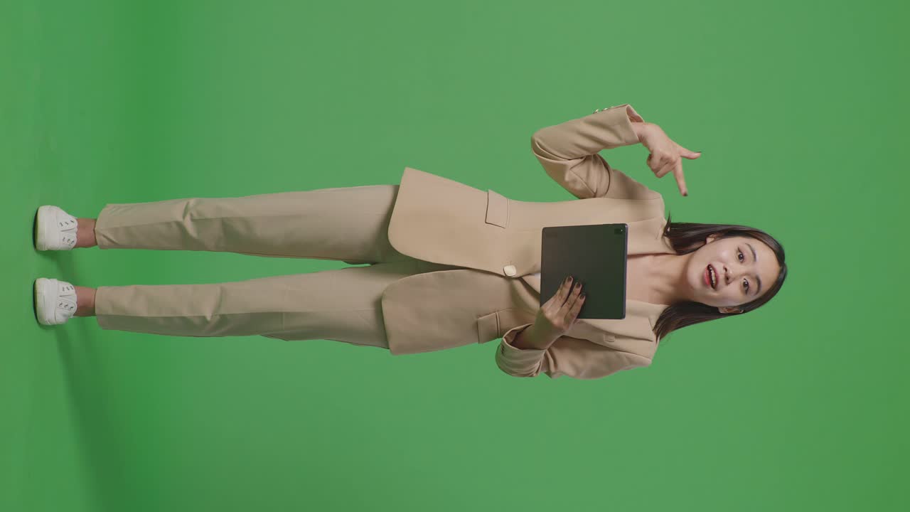 mujer de negocios presentando con una tableta en pantalla verde