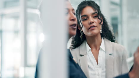mujeres de negocios en discusión