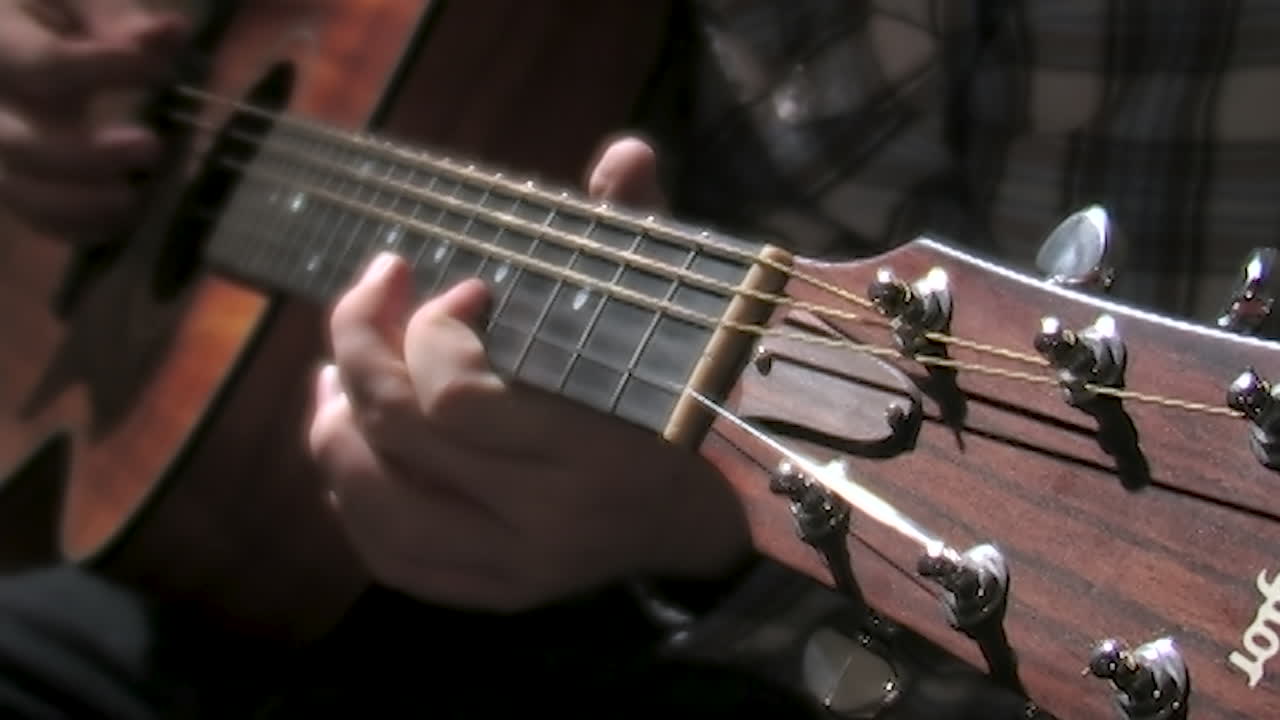 一個人演奏舊吉他,近距離拍攝