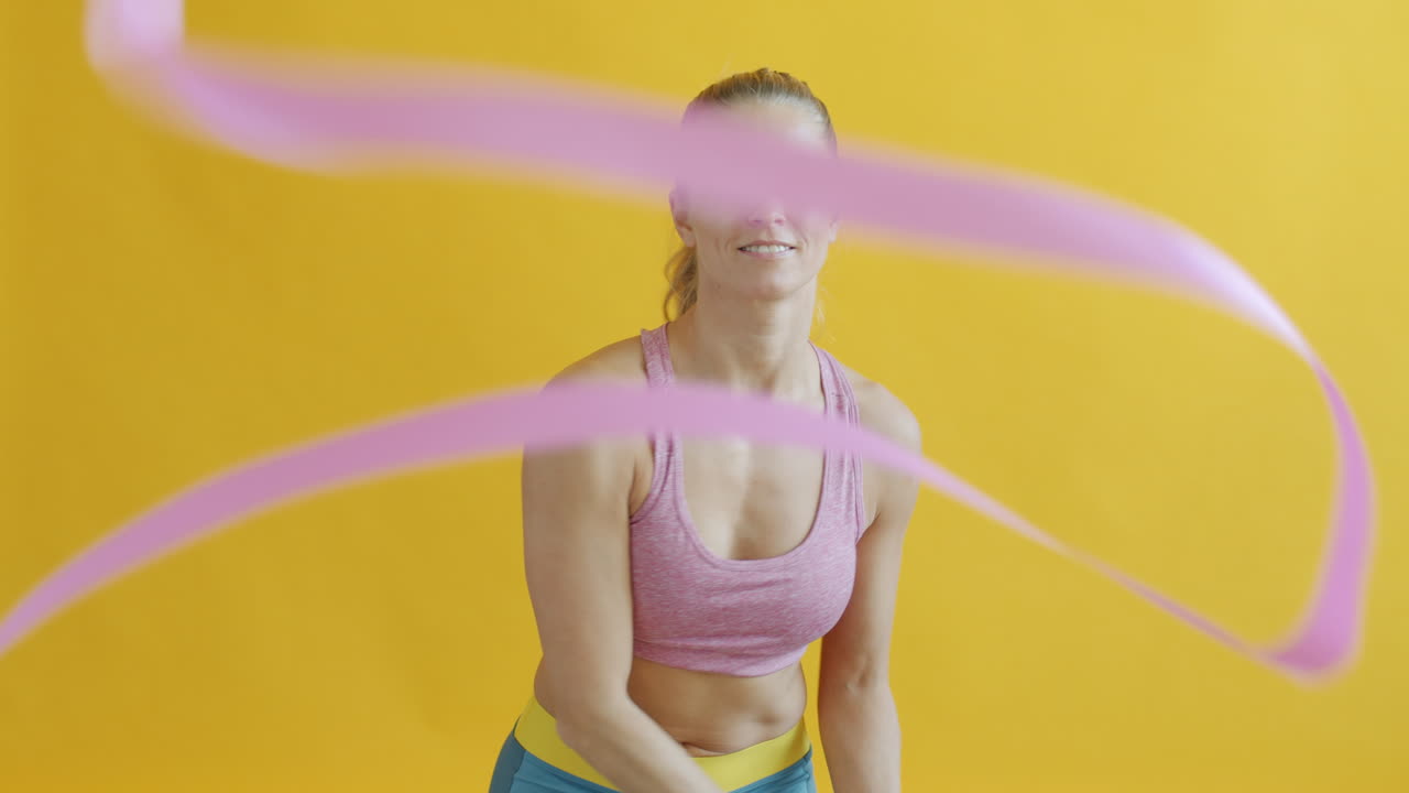 mujer haciendo ejercicio con banda de resistencia