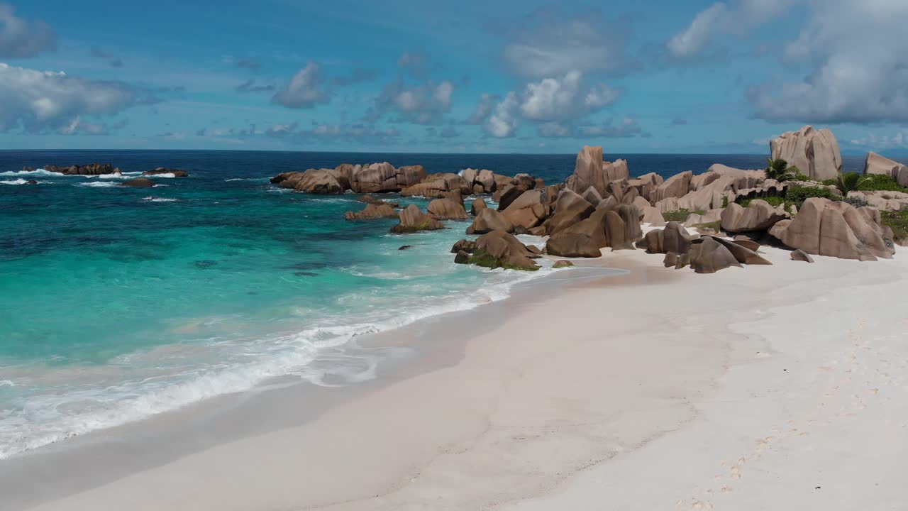 Vista aerea di Anse Marron con le sue famose formazioni rocciose in granito e piscine naturali.