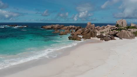 Vista-Aérea-De-Anse-Marron-Con-Sus-Famosas-Formaciones-Rocosas-De-Granito-Y-Piscinas-Naturales