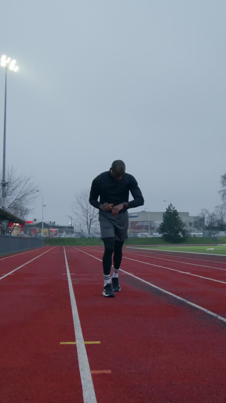 hombre corriendo en una pista