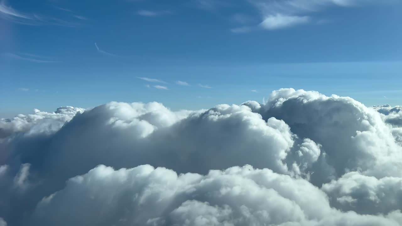 pov inmersivo en un vuelo en tiempo real sobre las nubes visto por los pilotos desde dentro de la cabina