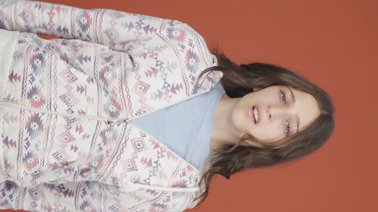 질병에 걸린 젊은 여성이 기침하는 수직 비디오.