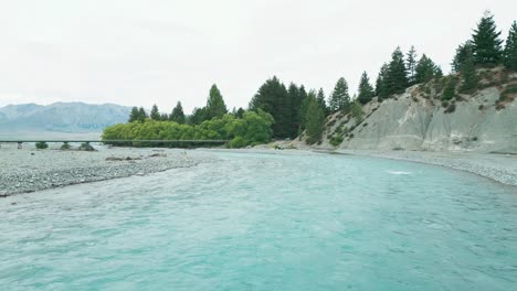 drone vuela bajo sobre el río cass nueva zelanda agua acuática