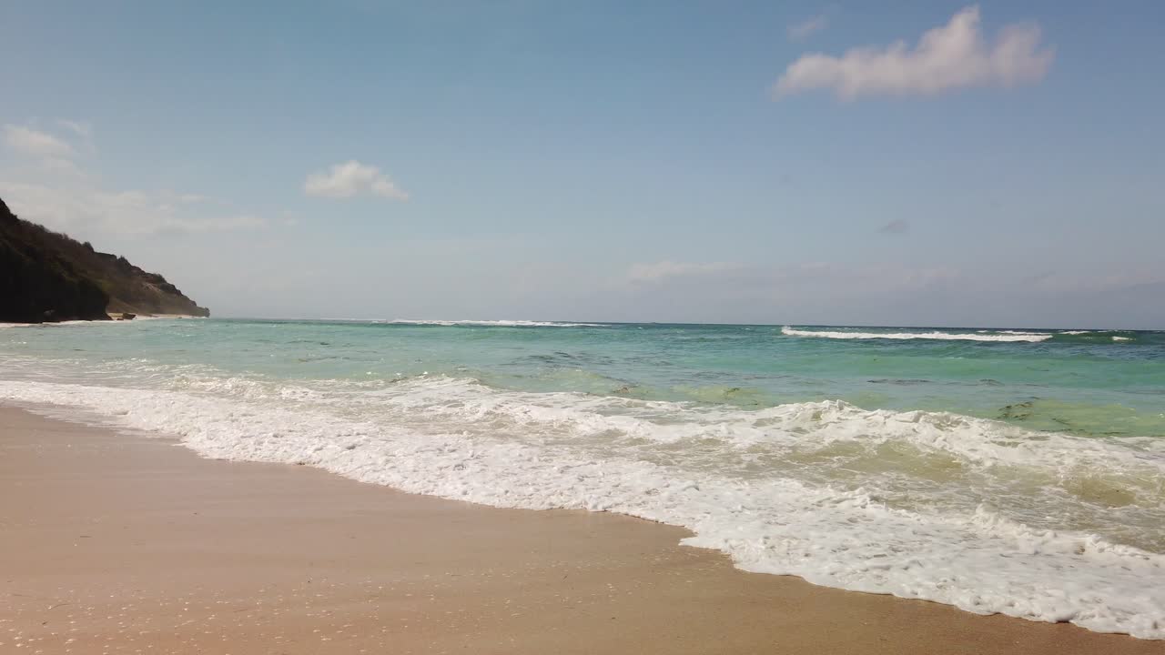 Séquence aérienne de la vue sur l'océan de la plage de Pandawa. Une plage incroyable, le rêve des surfeurs en été.